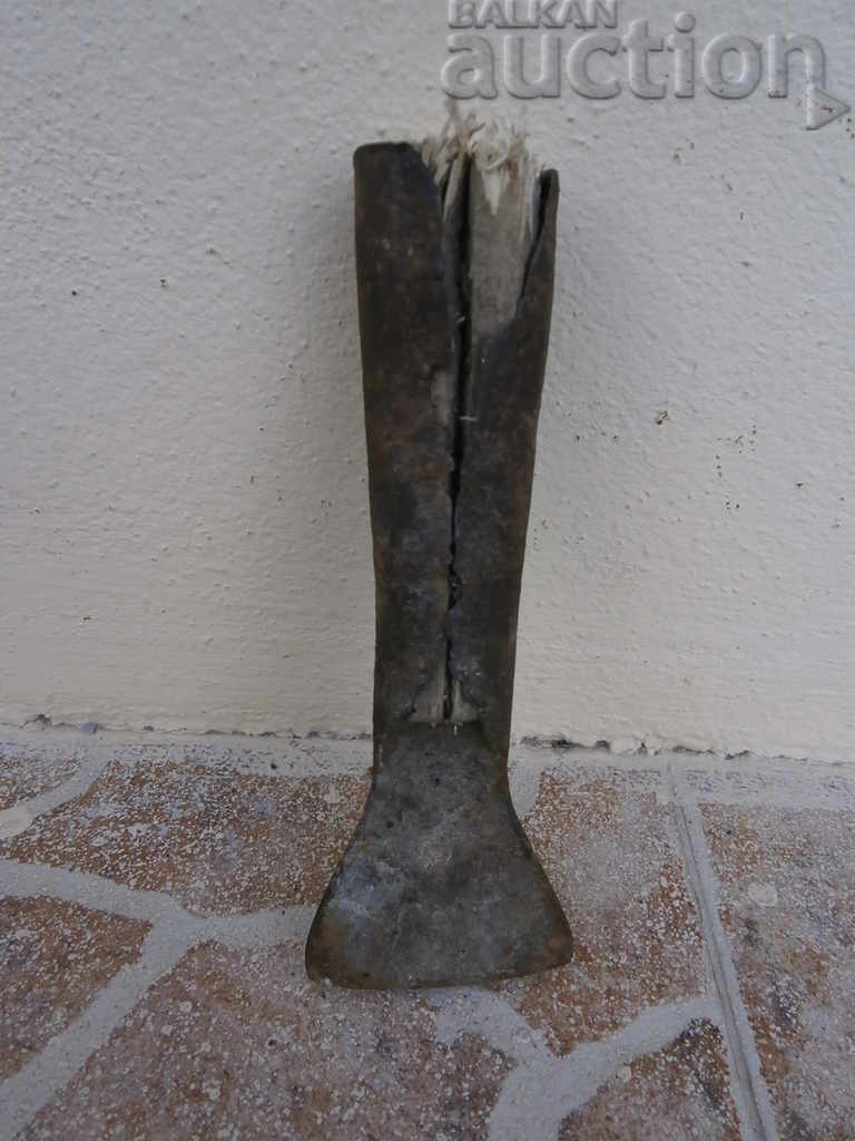 Delivery of An old maid of honor, a bitch, a gourd, a gauntlet, a wrought iron Delivery of An old maid of honor, a bitch, a gourd, a gauntlet, a wrought iron