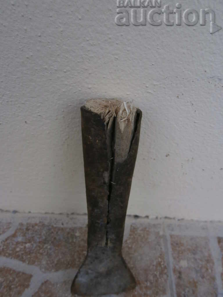 An old maid of honor, a bitch, a gourd, a gauntlet, a wrought iron - 5 An old maid of honor, a bitch, a gourd, a gauntlet, a wrought iron - 5