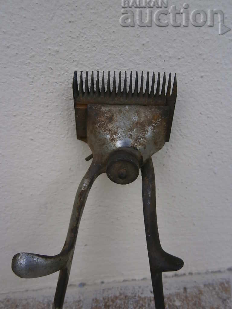 old hair clipper with price 15.00 BGN | € 7.67