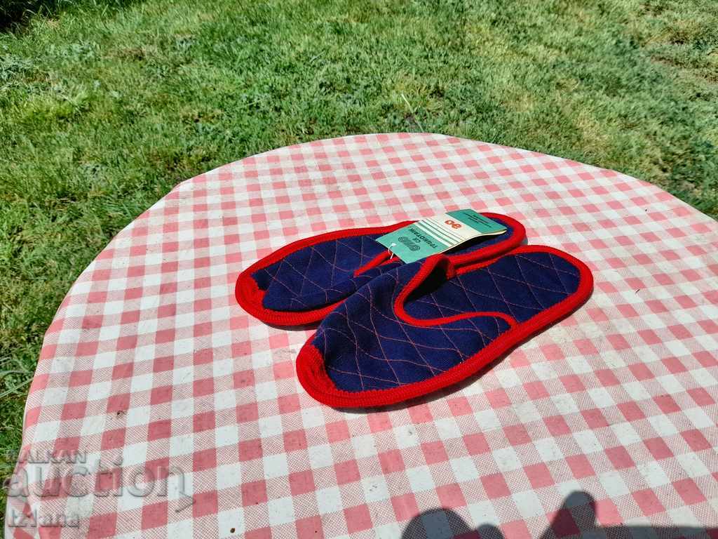 Papuci deschise pentru adolescenți vechi, papuci cu preț 12.00 BGN | € 6.14