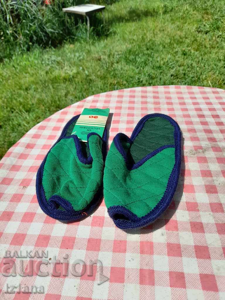 Papuci deschise pentru adolescenți vechi, papuci cu preț 12.00 BGN | € 6.14