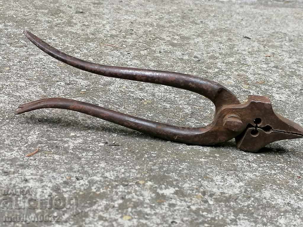 Delivery of Army pliers for ammunition disposal