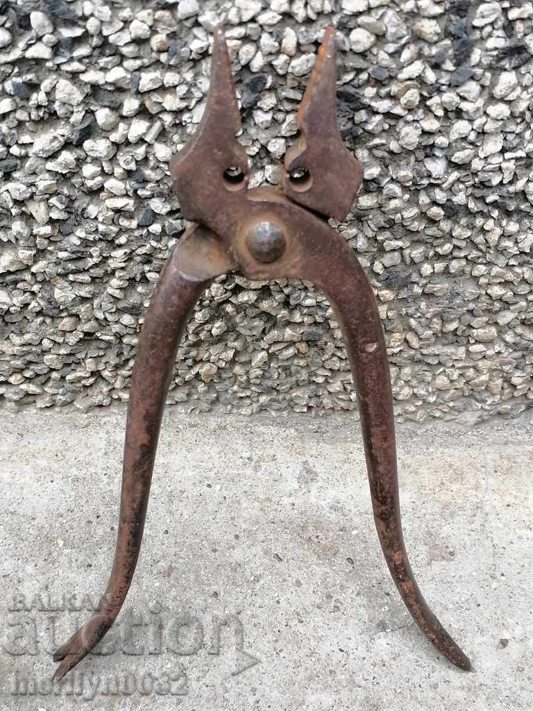 Army pliers for ammunition disposal