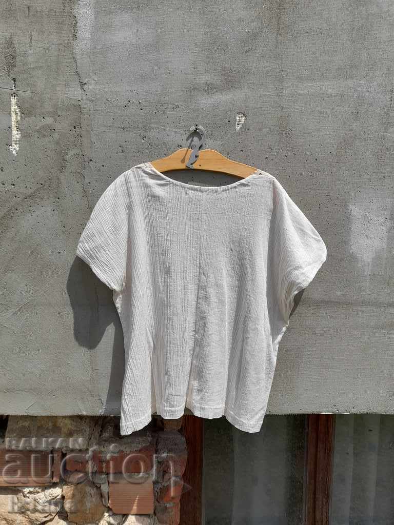 Delivery of Old women's canary blouse Delivery of Old women's canary blouse