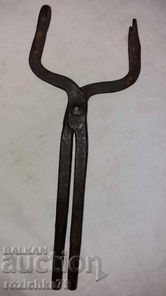 Auction  Old forging pliers tool