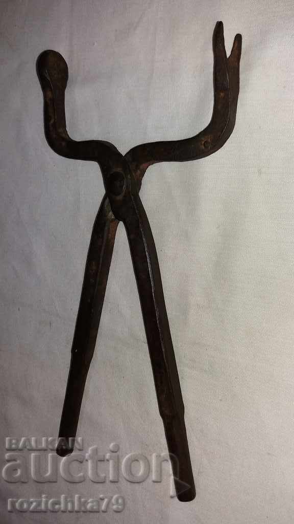 Delivery of Old forging pliers tool
