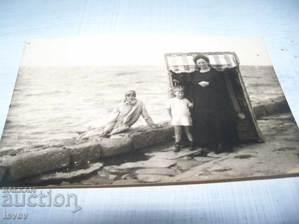 Δημοπρασία Παλιά φωτογραφική κάρτα δίπλα στη θάλασσα από το 1926. Δημοπρασία Παλιά φωτογραφική κάρτα δίπλα στη θάλασσα από το 1926.