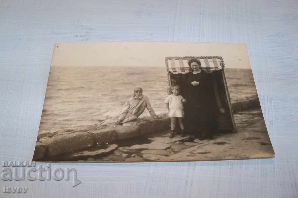 Carte foto veche lângă mare din 1926.
