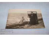 Carte foto veche lângă mare din 1926.