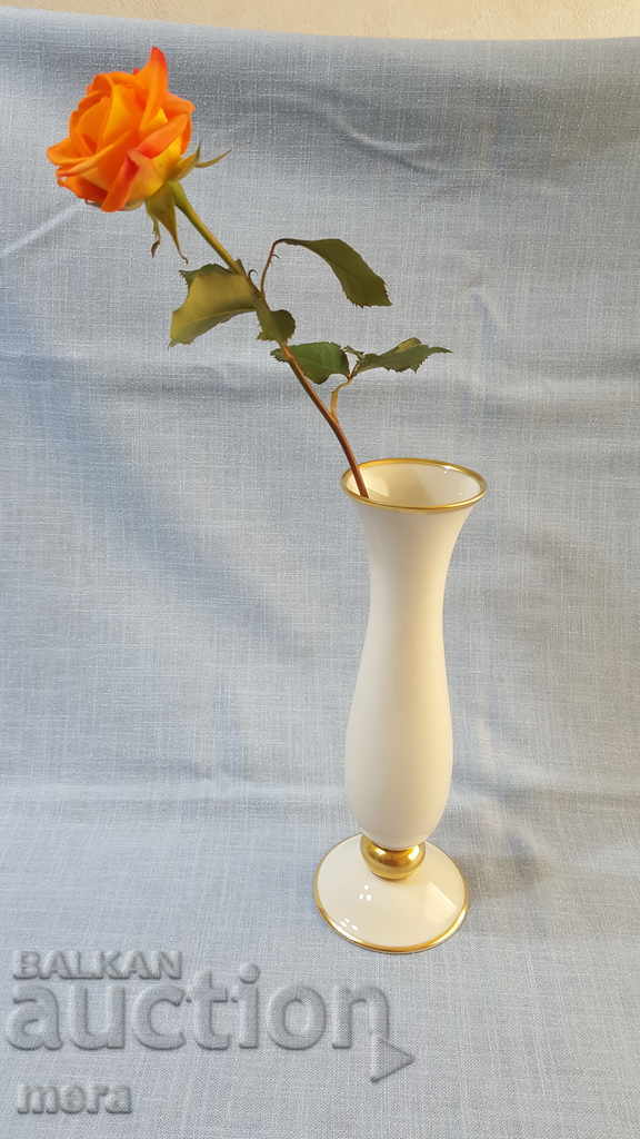 Auction Stylish porcelain vase - Bavaria Auction Stylish porcelain vase - Bavaria
