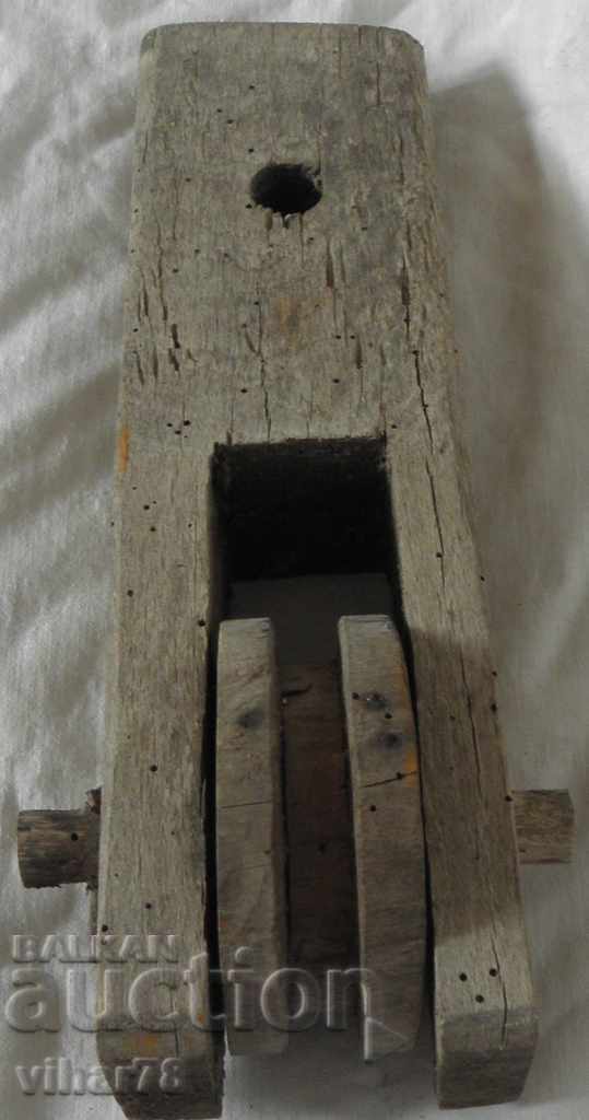 Стара дървена макара