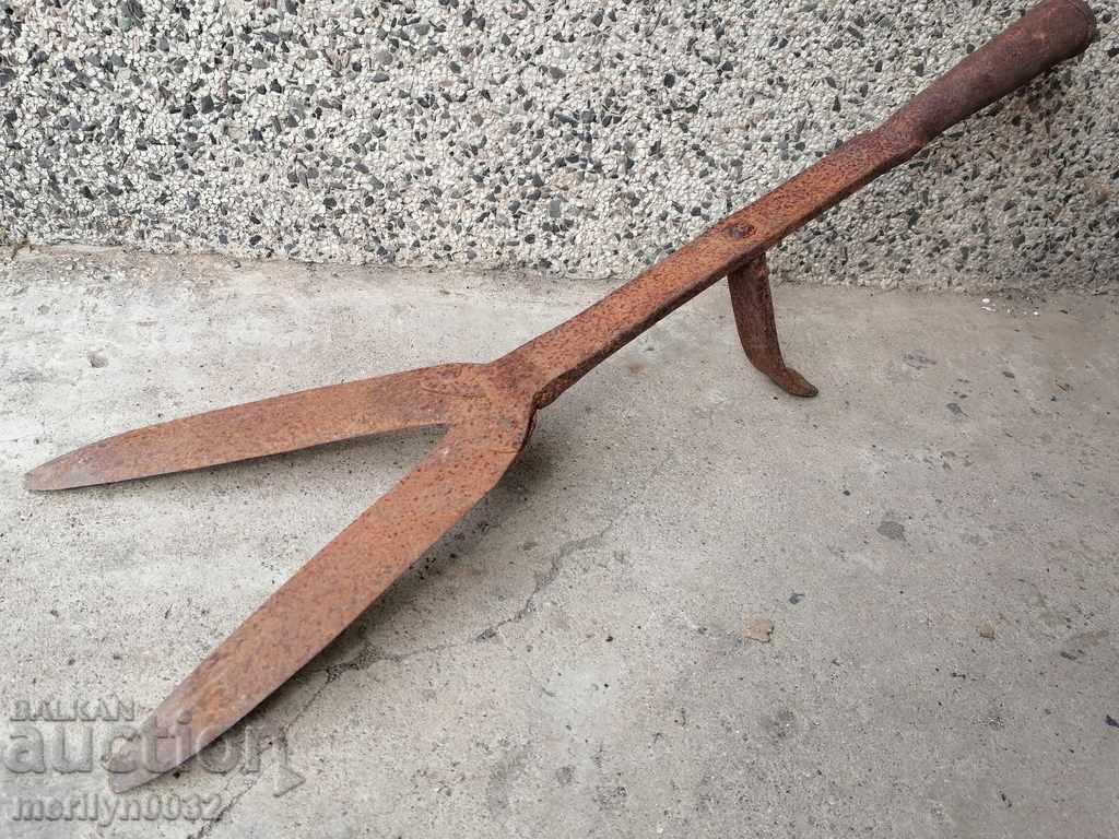 Old tool for pruning wrought iron, bush cutter, scissors with price 58.00 BGN | € 29.65 Old tool for pruning wrought iron, bush cutter, scissors with price 58.00 BGN | € 29.65