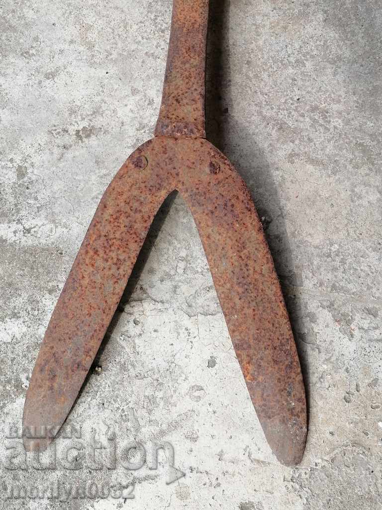 Delivery of Old tool for pruning wrought iron, bush cutter, scissors Delivery of Old tool for pruning wrought iron, bush cutter, scissors