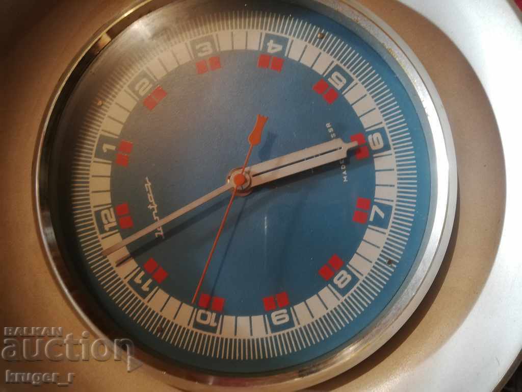 Delivery of Wall clock AMBER quartz Delivery of Wall clock AMBER quartz