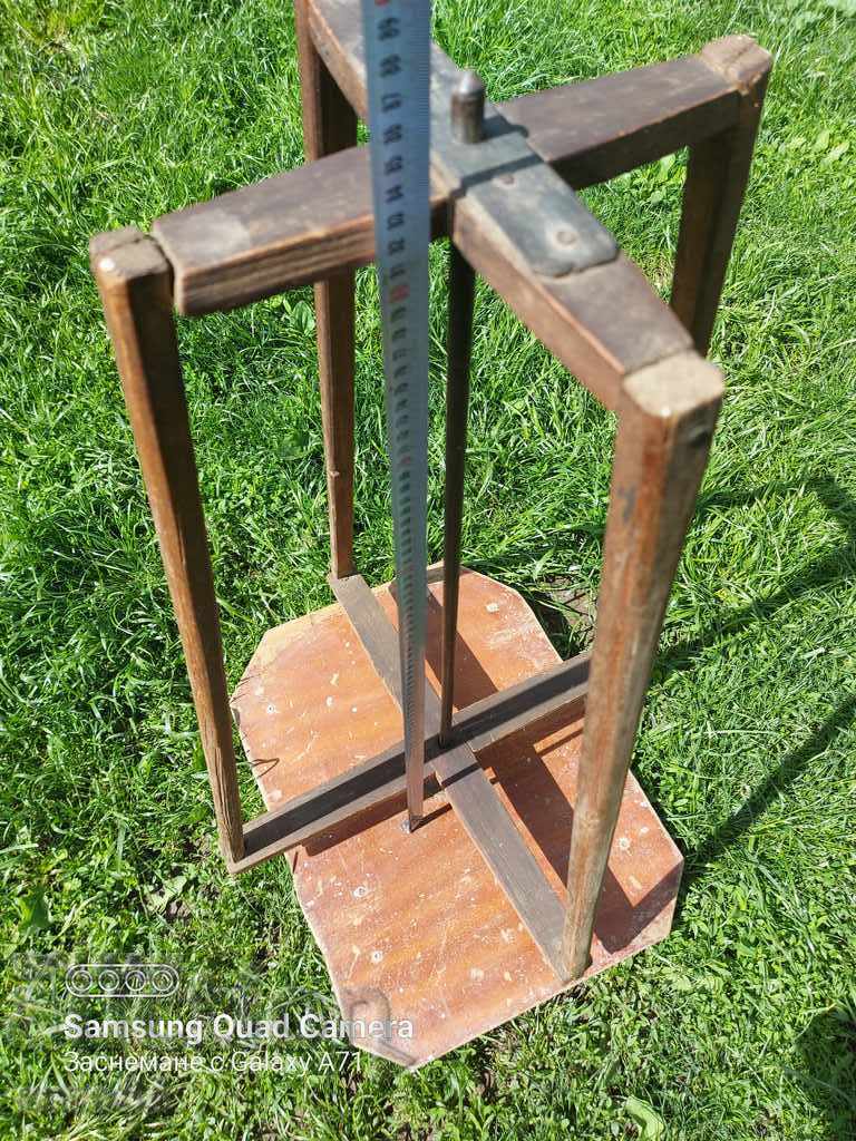 СТАР УРЕД ЗА НАВИВАНЕ НА ПРЕЖДА с цена 112.50 лв. | € 57.52