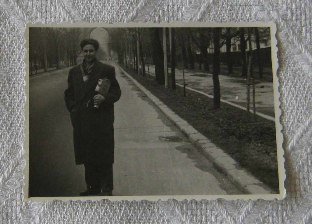 PHOTOGRAPHER WITH CAMERA 195..POT with price 5.00 BGN | € 2.56 PHOTOGRAPHER WITH CAMERA 195..POT with price 5.00 BGN | € 2.56