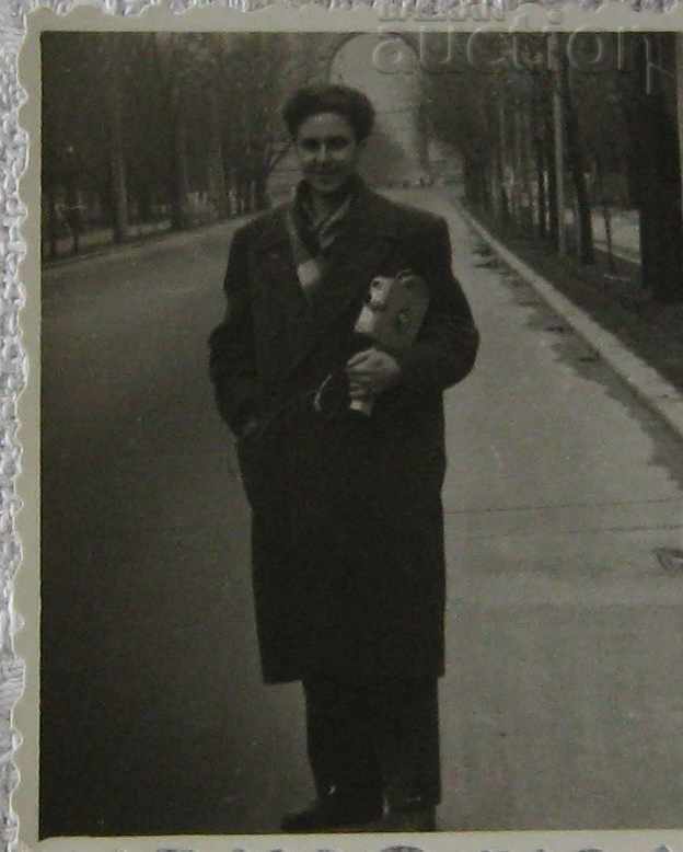 PHOTOGRAPHER WITH CAMERA 195..POT PHOTOGRAPHER WITH CAMERA 195..POT