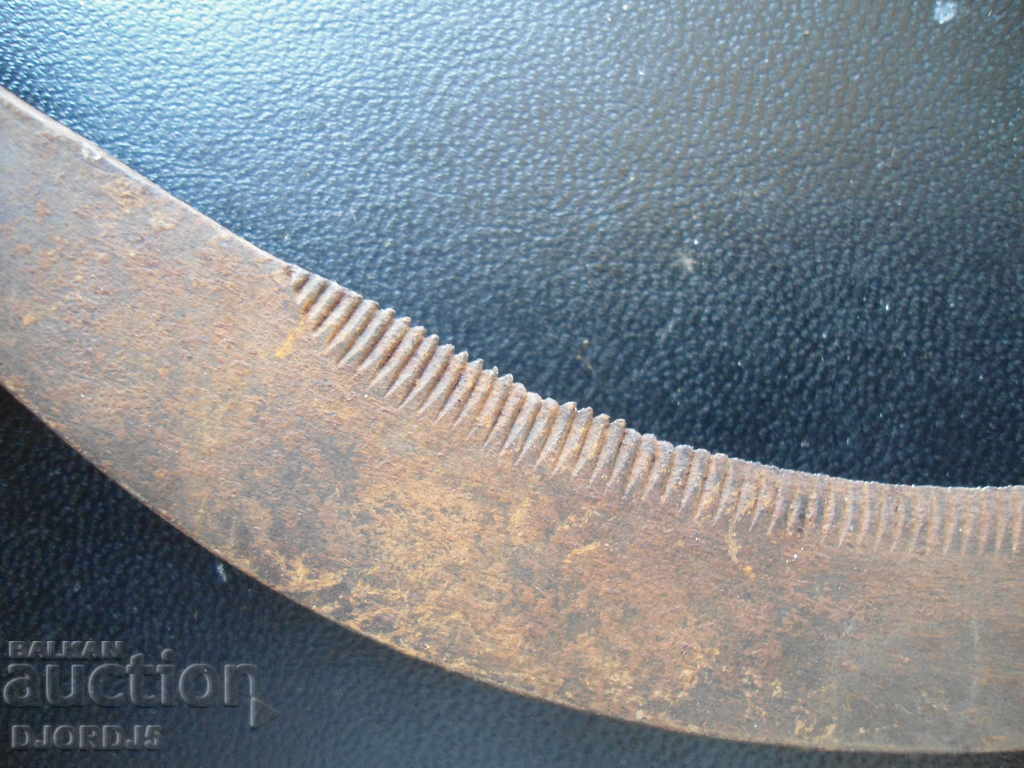 Παλιά επεξεργασμένο δρεπάνι, σήμανση με τιμή 5.00 BGN | € 2.56