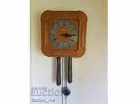 Παλιό γερμανικό μηχανικό ρολόι τοίχου