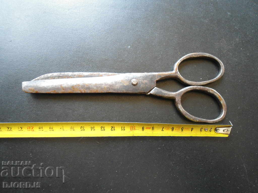 Delivery of Old scissors