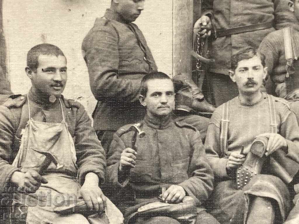 Οι Γίγαντες στο μπροστινό Παγκόσμιο Πόλεμο των υποδηματοποιών του Συντάγματος - 5 Οι Γίγαντες στο μπροστινό Παγκόσμιο Πόλεμο των υποδηματοποιών του Συντάγματος - 5