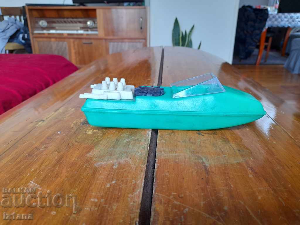 Auction An old toy boat, a boat Auction An old toy boat, a boat