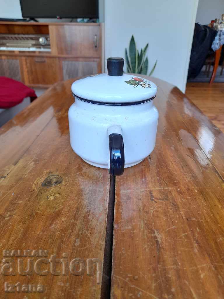 Παράδοση Παλιά εμαγιέ κατσαρόλα Παράδοση Παλιά εμαγιέ κατσαρόλα