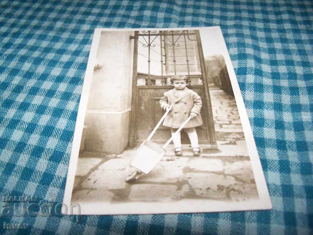 Carte foto veche a unui copil cu o jucărie 1925. cu preț 10.00 BGN | € 5.11 Carte foto veche a unui copil cu o jucărie 1925. cu preț 10.00 BGN | € 5.11