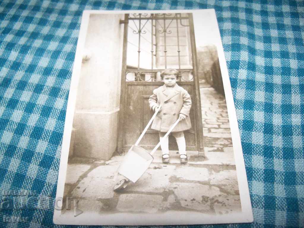 Licitație Carte foto veche a unui copil cu o jucărie 1925. Licitație Carte foto veche a unui copil cu o jucărie 1925.