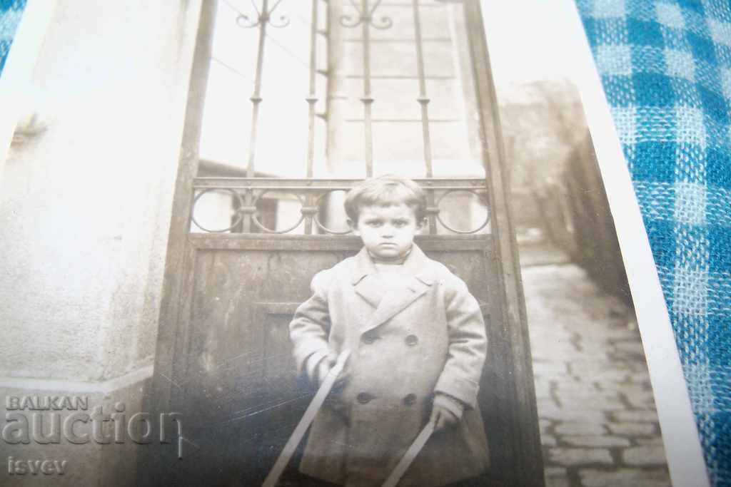 Livrarea Carte foto veche a unui copil cu o jucărie 1925. Livrarea Carte foto veche a unui copil cu o jucărie 1925.