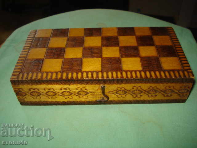 Κομμάτια σκακιού Παλαιό ξύλινο σκάκι σε ένα ξύλινο κιβώτιο Μπακελίτης 1965.