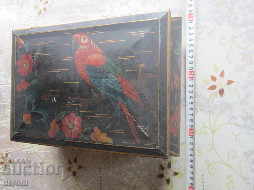 Λιθογραφικό μεταλλικό κουτί 19ου αιώνα με τιμή 25.00 BGN | € 12.78 Λιθογραφικό μεταλλικό κουτί 19ου αιώνα με τιμή 25.00 BGN | € 12.78