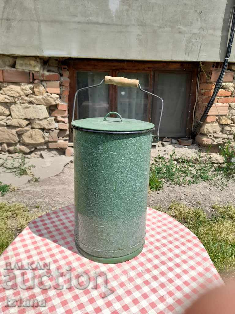 Old Enameled Bucket, Kotlenka