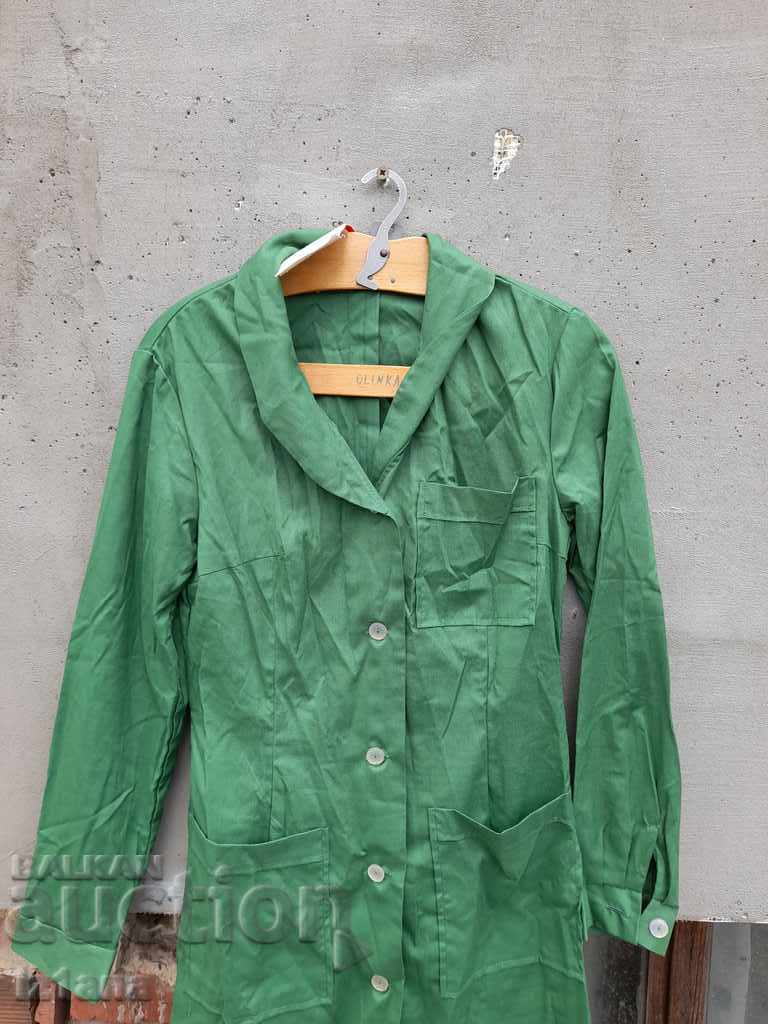 Green working apron with price 12.00 BGN | € 6.14 Green working apron with price 12.00 BGN | € 6.14