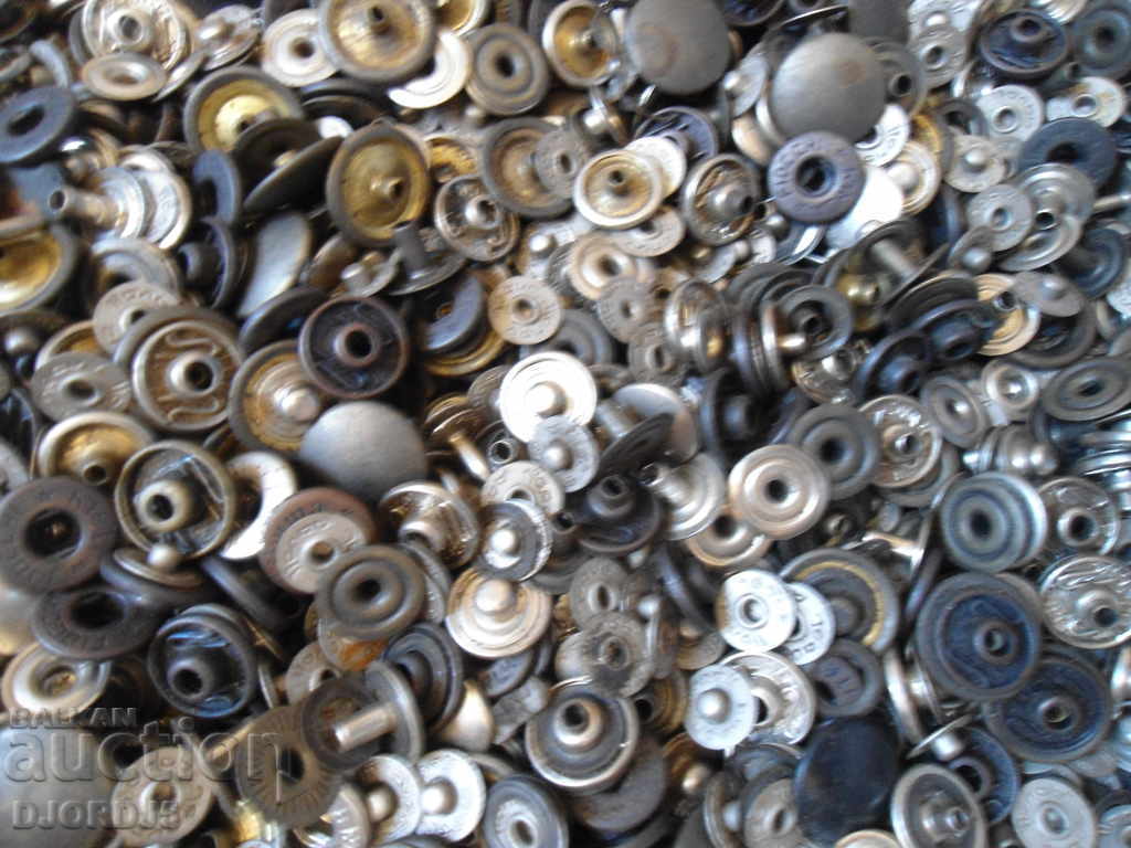 Auction Old metal buttons, eyelets, 0.800 kg. Auction Old metal buttons, eyelets, 0.800 kg.