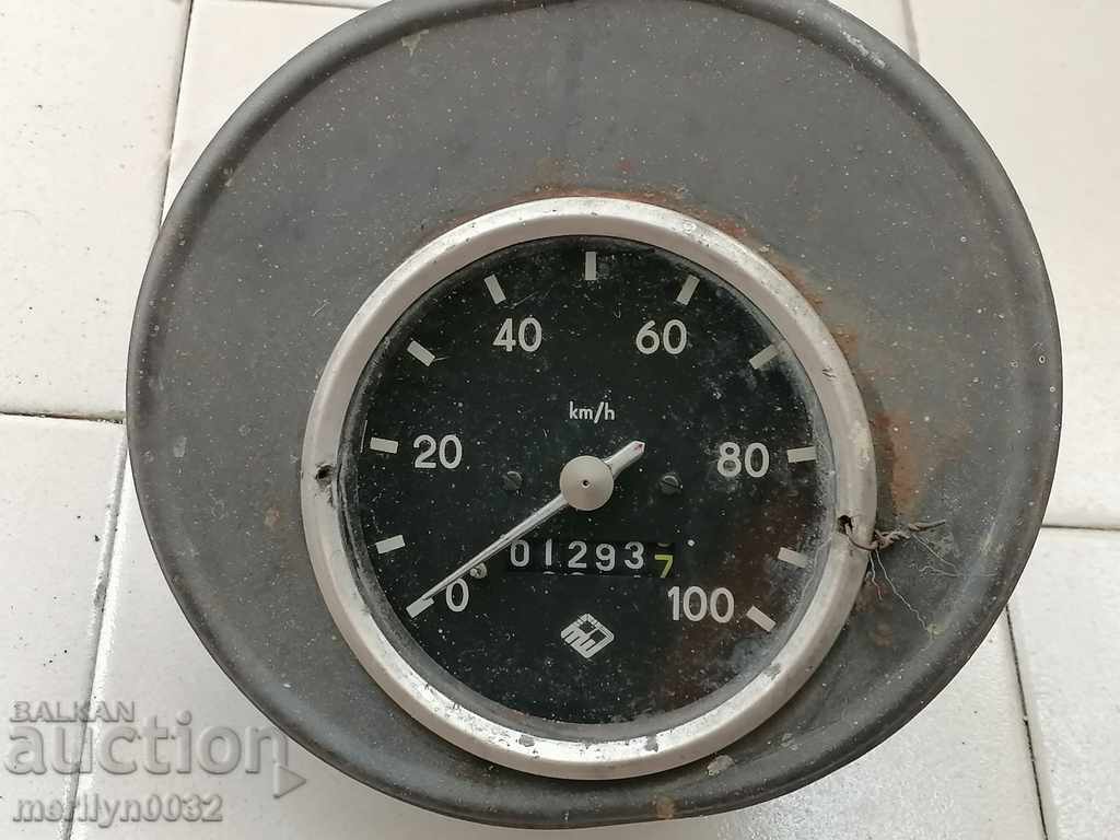 Mileage from an old Trabant car with price 59.00 BGN | € 30.17