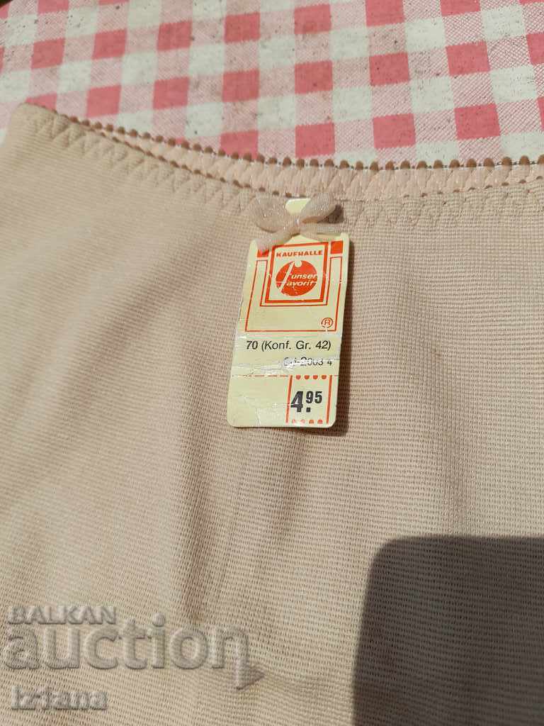 Стари Дамски ластични гащи с цена 15.00 лв. | € 7.67 Стари Дамски ластични гащи с цена 15.00 лв. | € 7.67