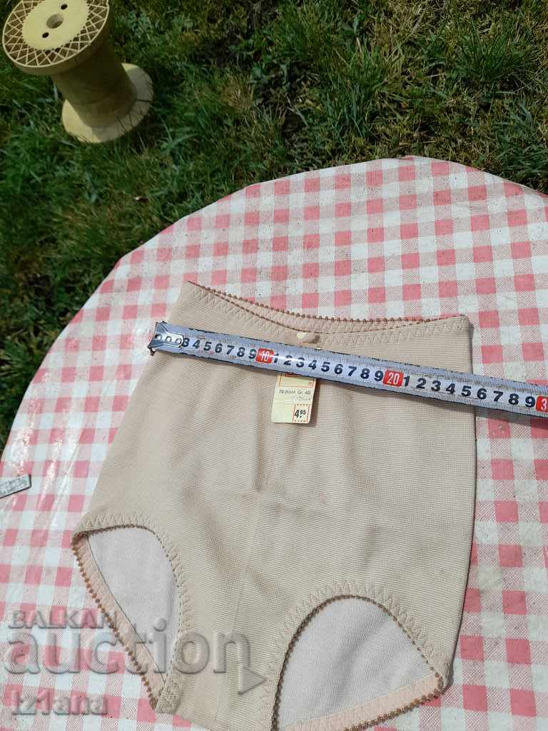 Доставка на Стари Дамски ластични гащи Доставка на Стари Дамски ластични гащи