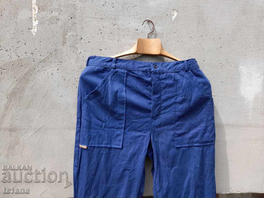 Pantaloni vechi de lucru cu preț 10.00 BGN | € 5.11 Pantaloni vechi de lucru cu preț 10.00 BGN | € 5.11