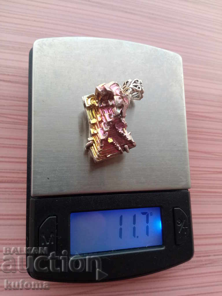 Silver pendant with bismuth
