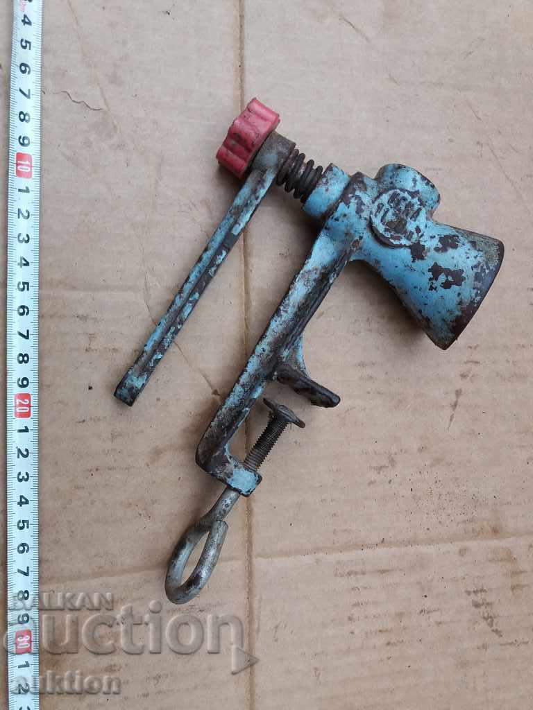 Licitație MAȘINĂ VECHIĂ DE PIPER NEGRU ÎN STARE EXCELENTĂ DE FUNCȚIONARE