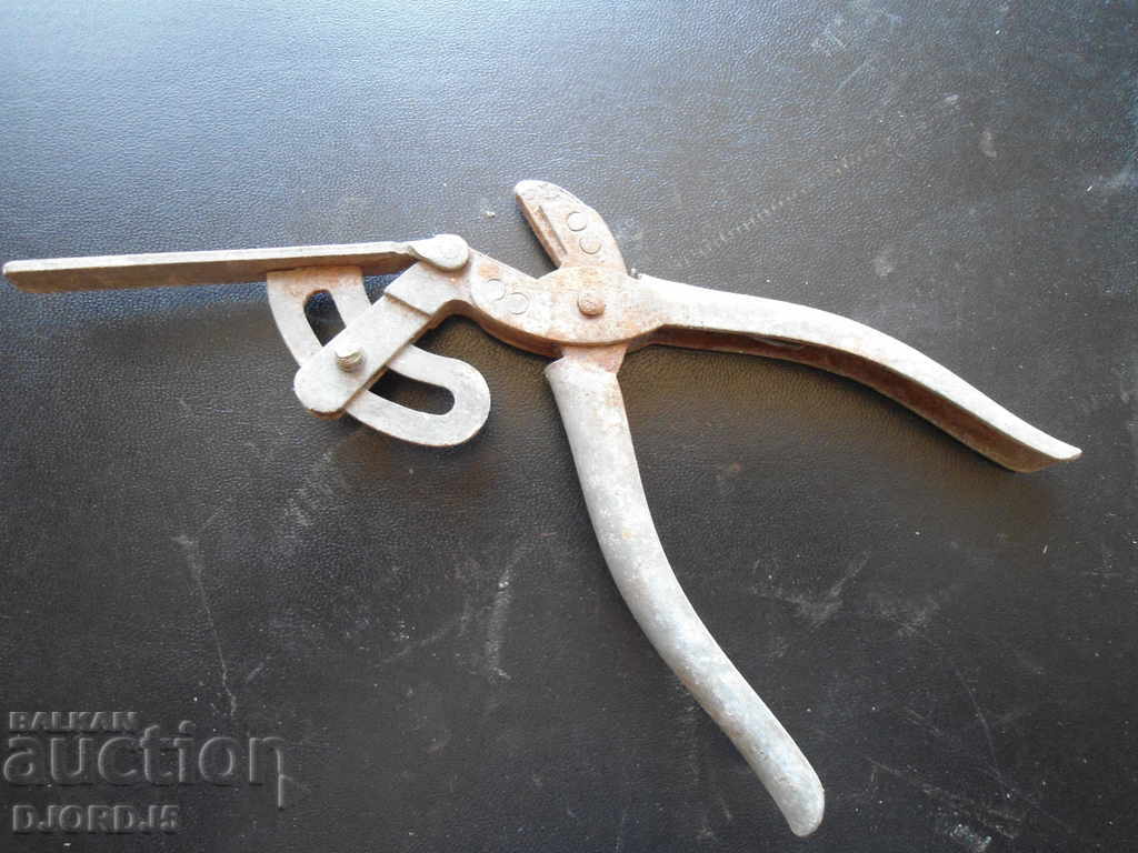 Delivery of Old chappy pliers Delivery of Old chappy pliers