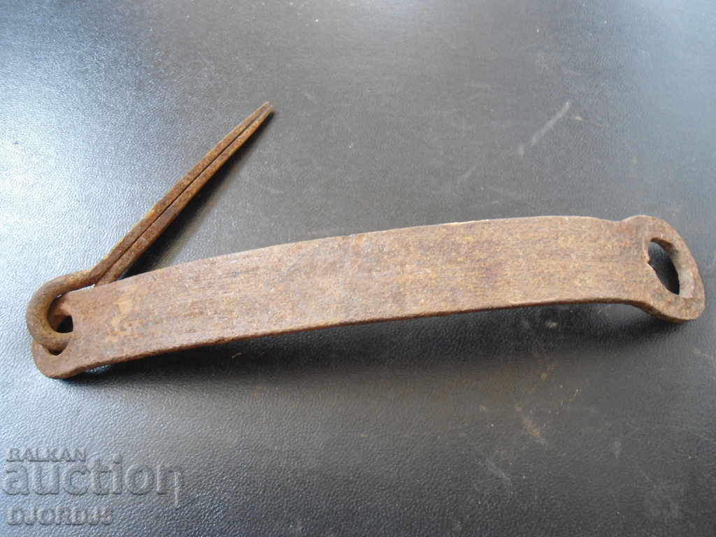 Old wrought latch with price 3.00 BGN | € 1.53 Old wrought latch with price 3.00 BGN | € 1.53