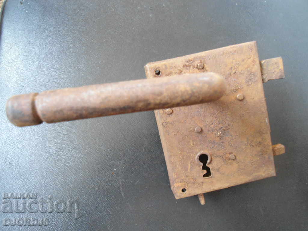 Old lock with price 5.00 BGN | € 2.56 Old lock with price 5.00 BGN | € 2.56