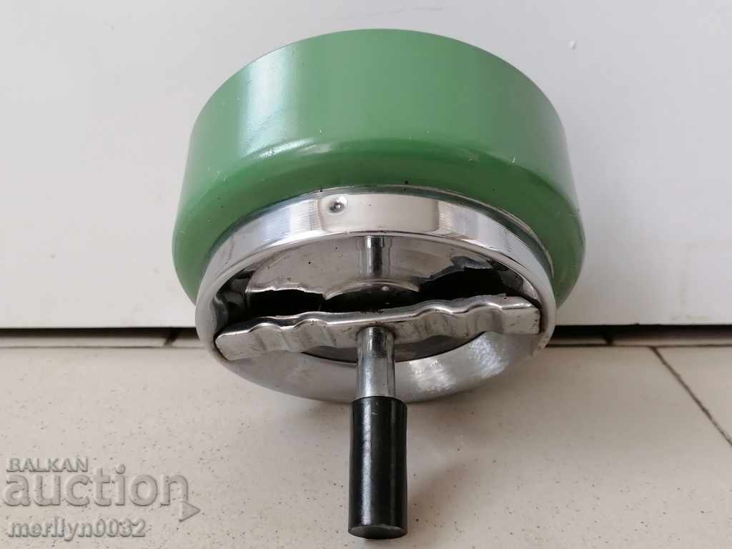 Παλιό τασάκι με κουμπί PRC 60s με τιμή 43.00 BGN | € 21.99 Παλιό τασάκι με κουμπί PRC 60s με τιμή 43.00 BGN | € 21.99