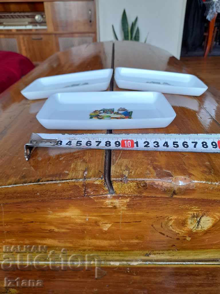 Delivery of Old plastic plate, saucers