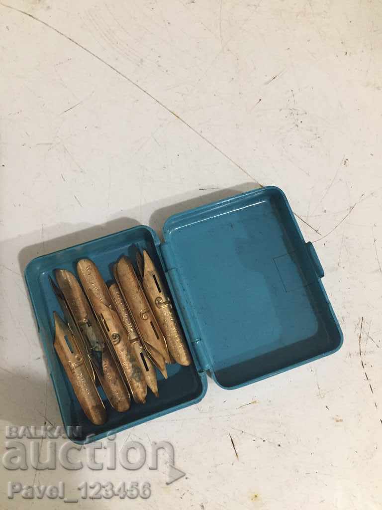 Lot of pens and a box - 6