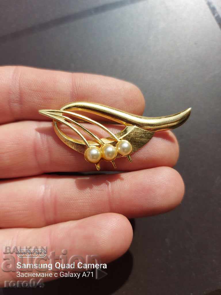 БРОШКА - ПЕРЛИ - ПОЗЛАТА с цена 19.99 лв. | € 10.22 БРОШКА - ПЕРЛИ - ПОЗЛАТА с цена 19.99 лв. | € 10.22