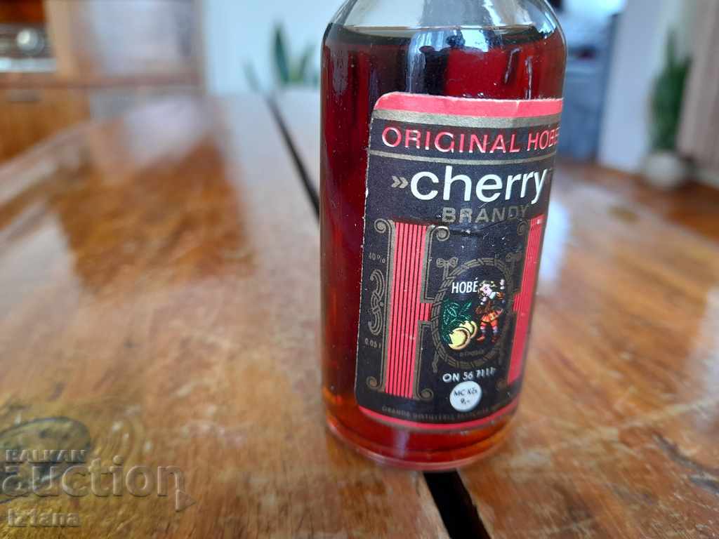 O sticlă veche de Cherry Brandy cu preț 20.00 BGN | € 10.23