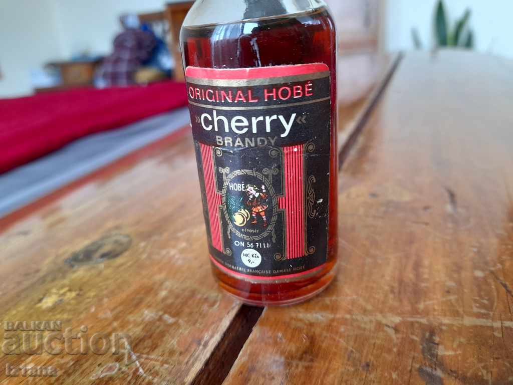 Licitație O sticlă veche de Cherry Brandy